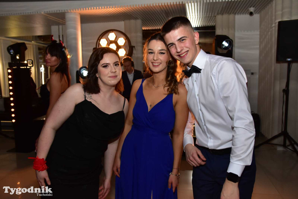 Tak bawi się młodzież! Studniówka ZSLiT / ZDJĘCIA + FILMY IMPREZA, TORT