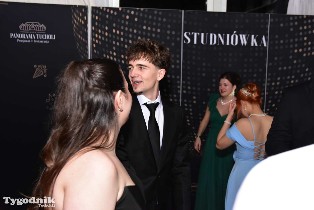 Tak bawi się młodzież! Studniówka ZSLiT / ZDJĘCIA + FILMY IMPREZA, TORT