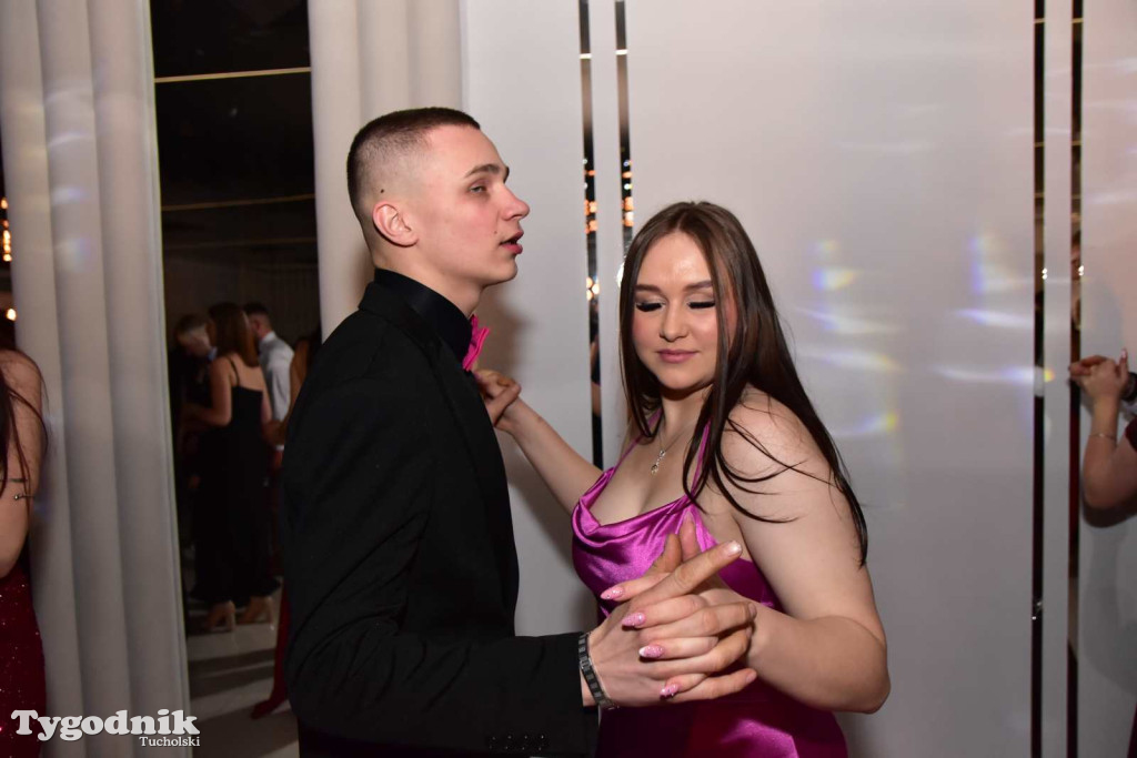 Tak bawi się młodzież! Studniówka ZSLiT / ZDJĘCIA + FILMY IMPREZA, TORT