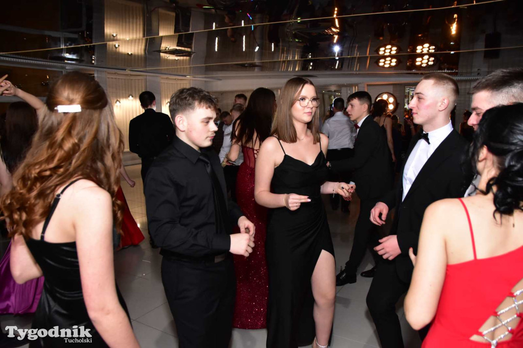 Tak bawi się młodzież! Studniówka ZSLiT / ZDJĘCIA + FILMY IMPREZA, TORT