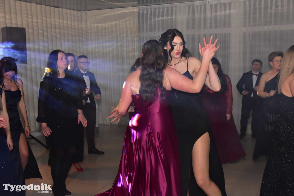 Tak bawi się młodzież! Studniówka ZSLiT / ZDJĘCIA + FILMY IMPREZA, TORT