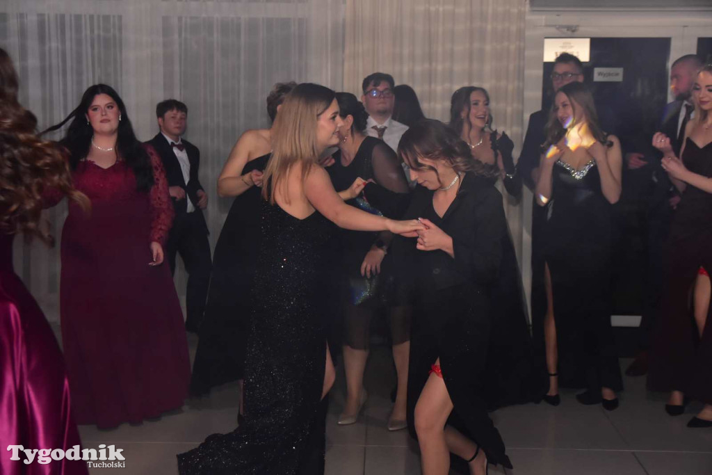 Tak bawi się młodzież! Studniówka ZSLiT / ZDJĘCIA + FILMY IMPREZA, TORT