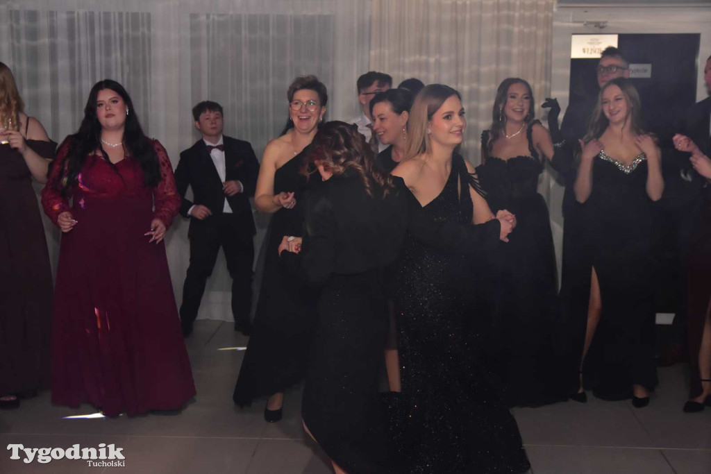 Tak bawi się młodzież! Studniówka ZSLiT / ZDJĘCIA + FILMY IMPREZA, TORT