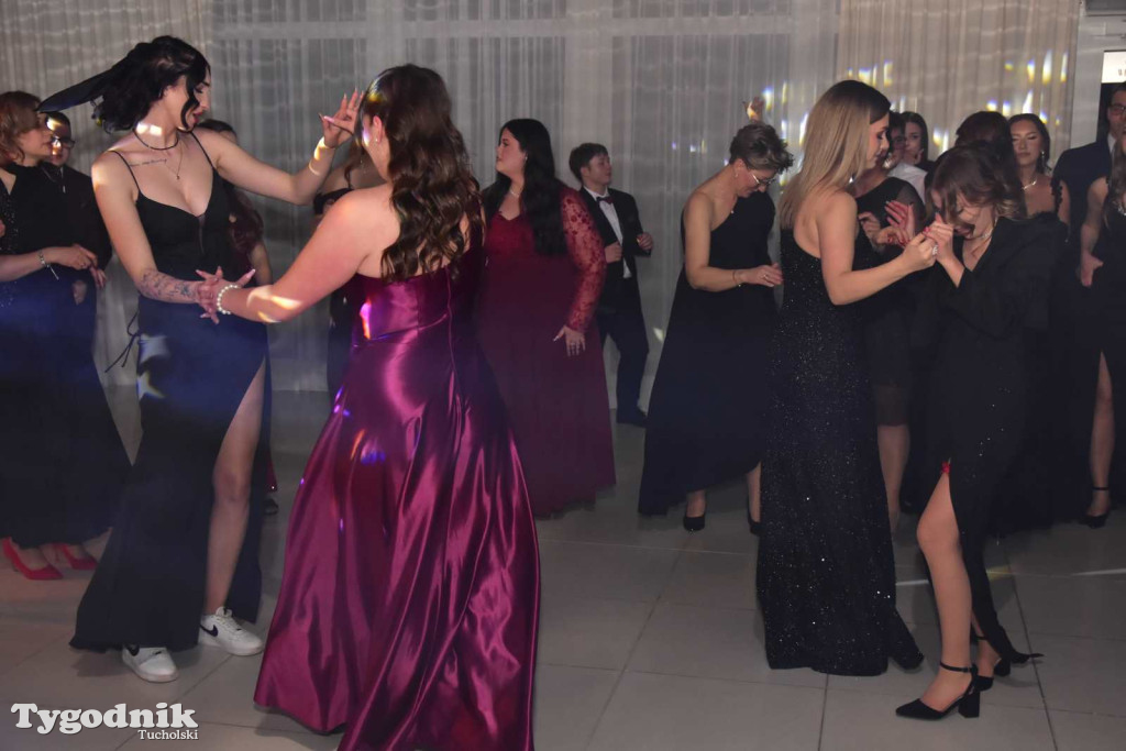 Tak bawi się młodzież! Studniówka ZSLiT / ZDJĘCIA + FILMY IMPREZA, TORT