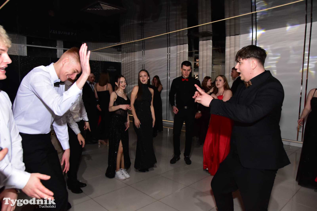 Tak bawi się młodzież! Studniówka ZSLiT / ZDJĘCIA + FILMY IMPREZA, TORT