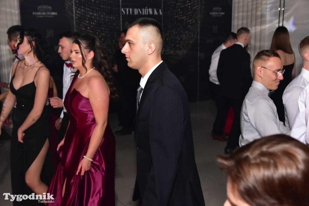 Tak bawi się młodzież! Studniówka ZSLiT / ZDJĘCIA + FILMY IMPREZA, TORT