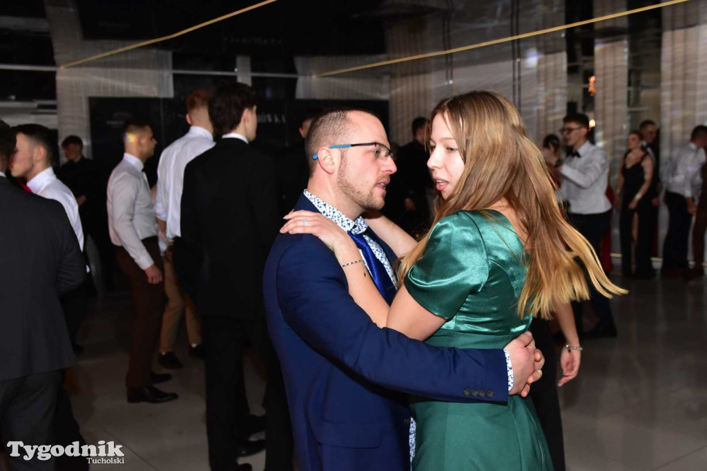 Tak bawi się młodzież! Studniówka ZSLiT / ZDJĘCIA + FILMY IMPREZA, TORT