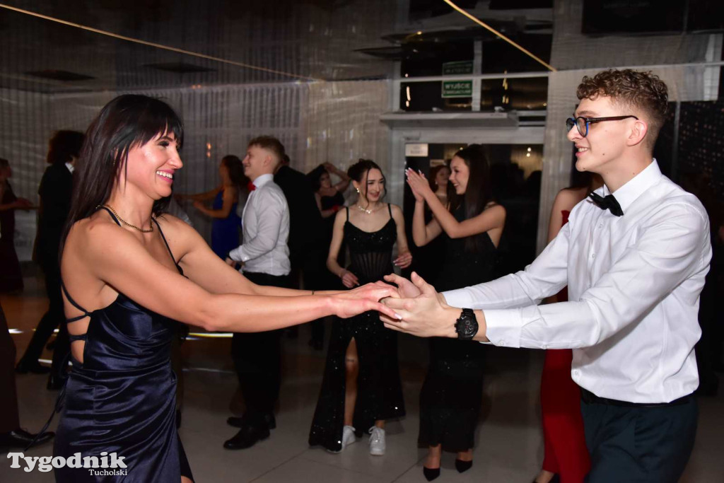 Tak bawi się młodzież! Studniówka ZSLiT / ZDJĘCIA + FILMY IMPREZA, TORT