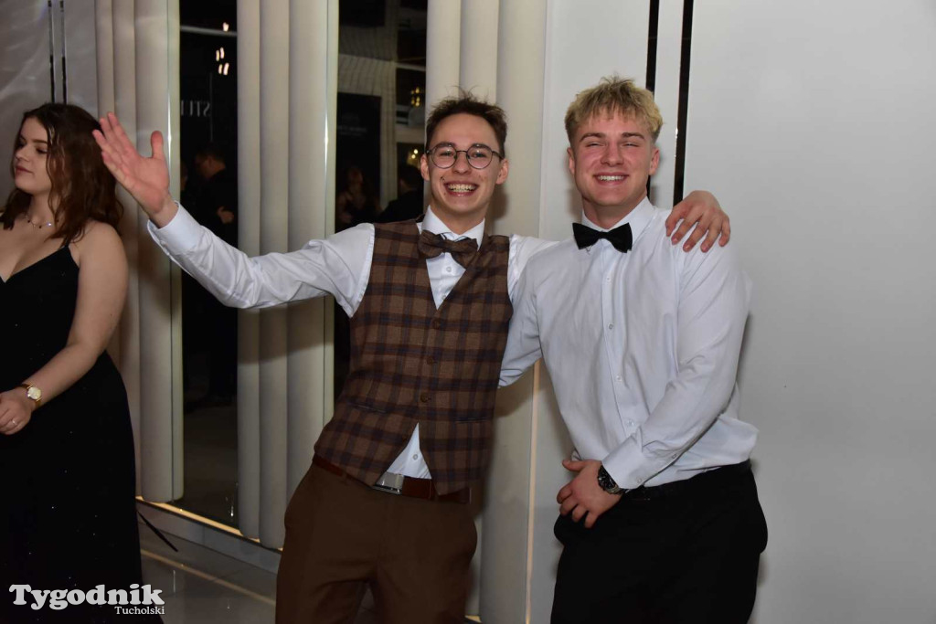 Tak bawi się młodzież! Studniówka ZSLiT / ZDJĘCIA + FILMY IMPREZA, TORT