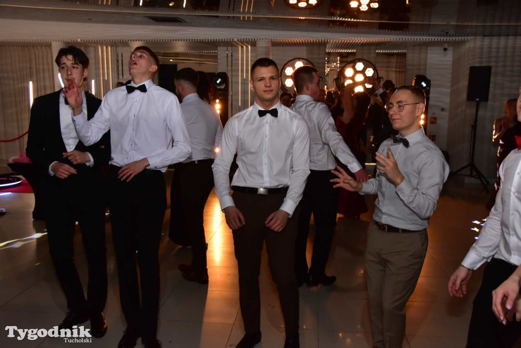 Tak bawi się młodzież! Studniówka ZSLiT / ZDJĘCIA + FILMY IMPREZA, TORT