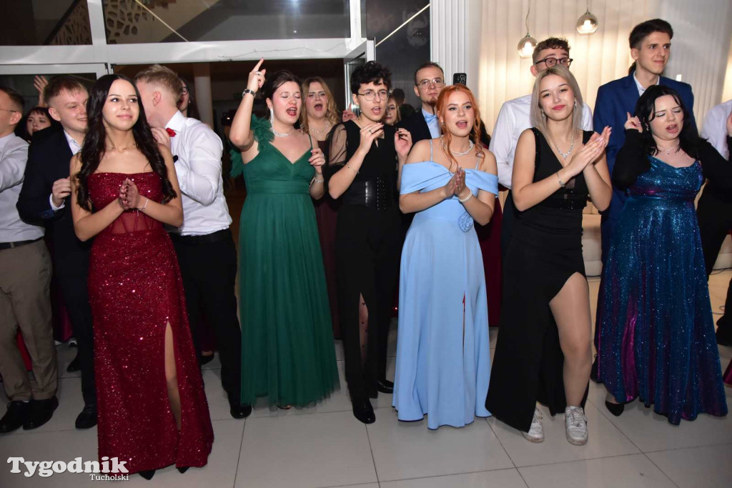 Tak bawi się młodzież! Studniówka ZSLiT / ZDJĘCIA + FILMY IMPREZA, TORT