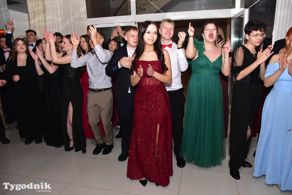 Tak bawi się młodzież! Studniówka ZSLiT / ZDJĘCIA + FILMY IMPREZA, TORT