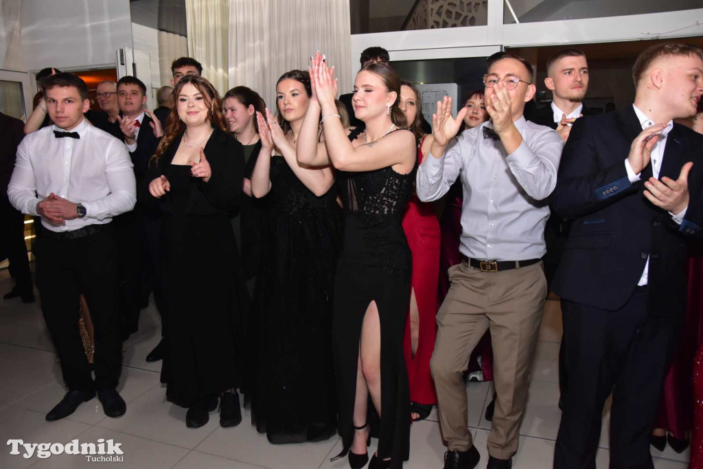 Tak bawi się młodzież! Studniówka ZSLiT / ZDJĘCIA + FILMY IMPREZA, TORT