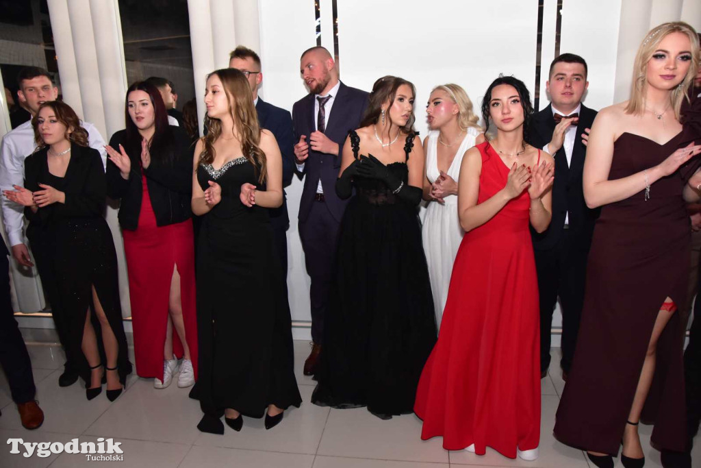 Tak bawi się młodzież! Studniówka ZSLiT / ZDJĘCIA + FILMY IMPREZA, TORT