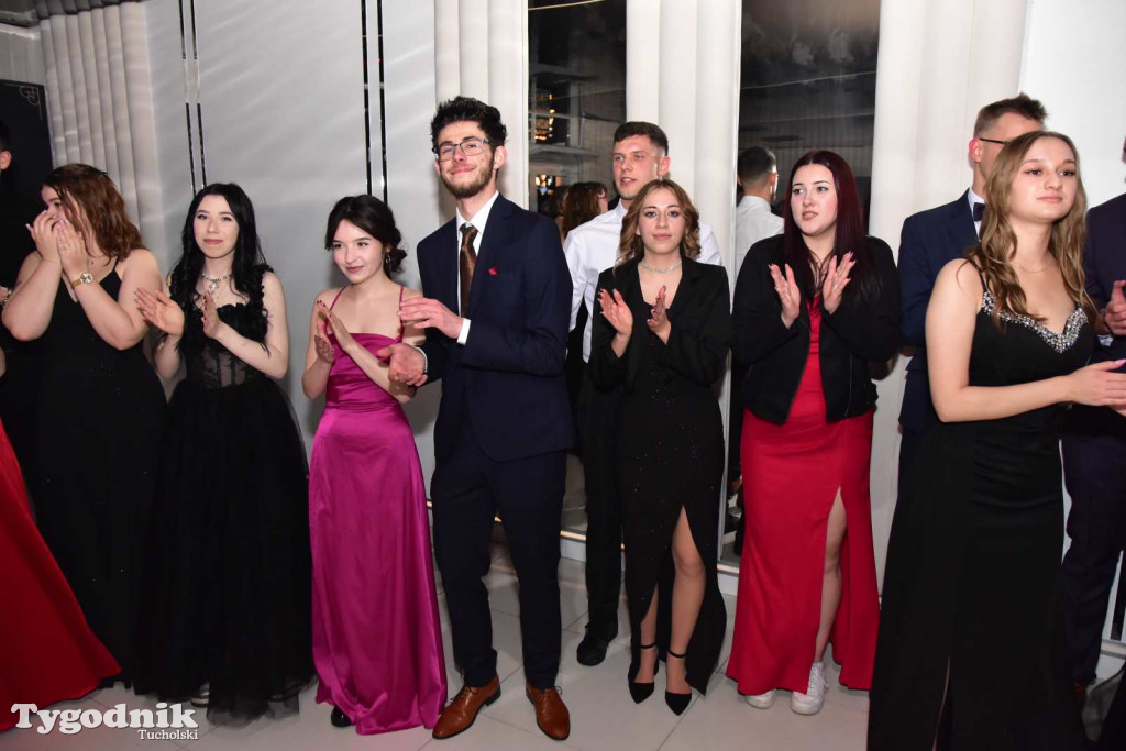 Tak bawi się młodzież! Studniówka ZSLiT / ZDJĘCIA + FILMY IMPREZA, TORT