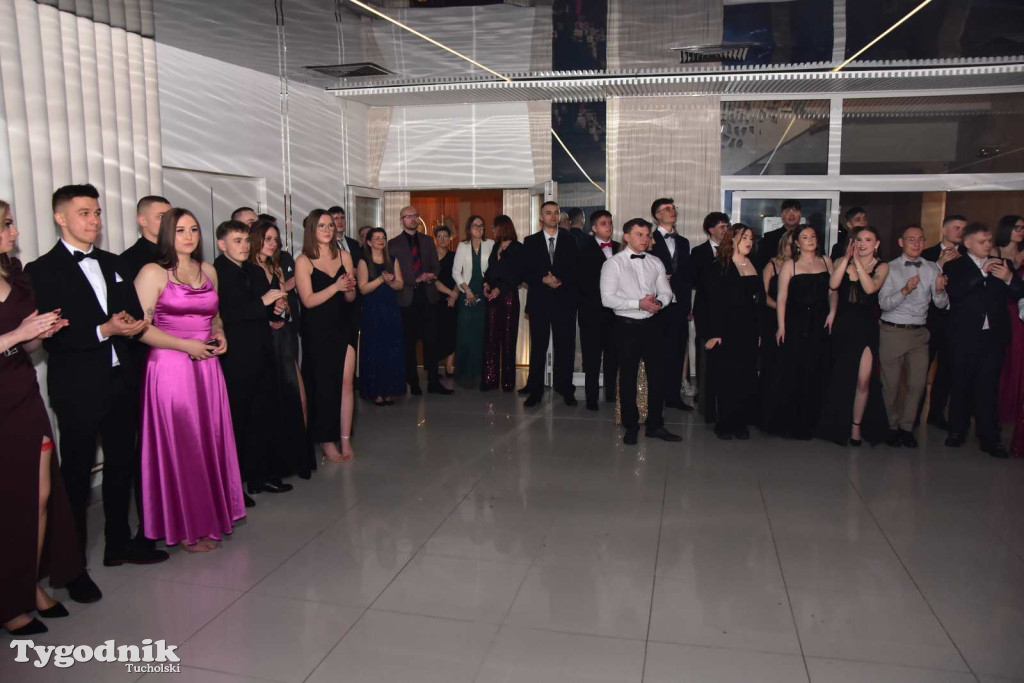 Tak bawi się młodzież! Studniówka ZSLiT / ZDJĘCIA + FILMY IMPREZA, TORT