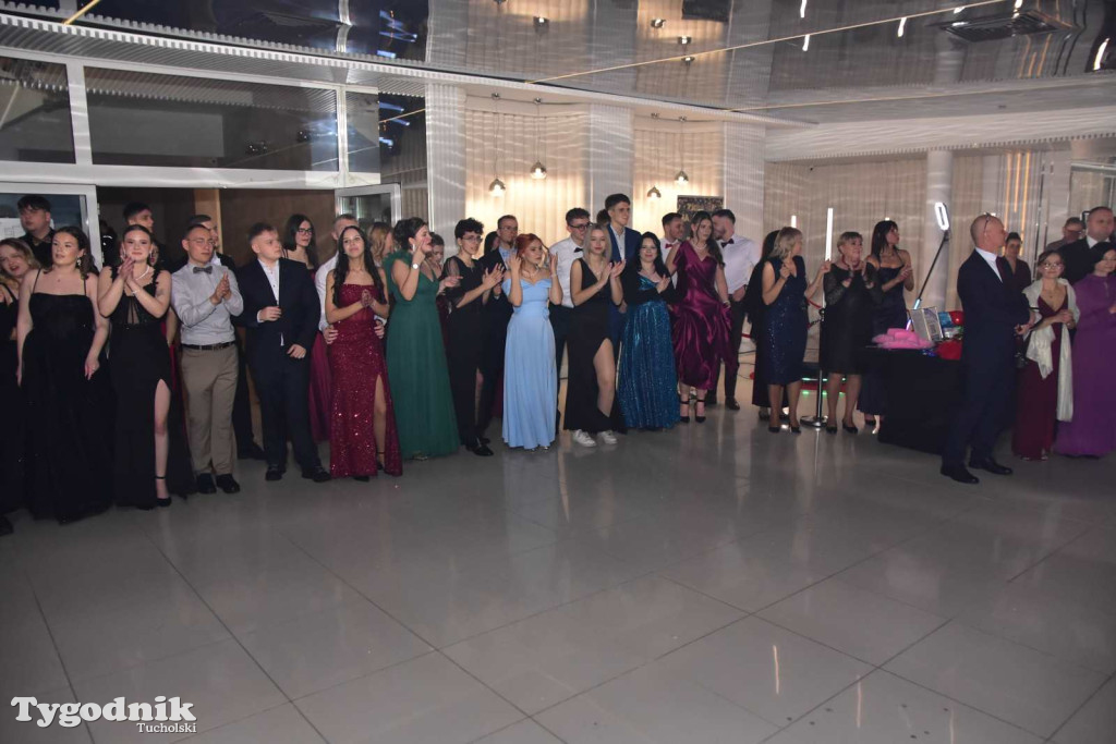 Tak bawi się młodzież! Studniówka ZSLiT / ZDJĘCIA + FILMY IMPREZA, TORT