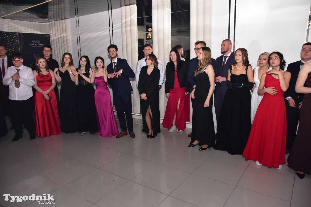 Tak bawi się młodzież! Studniówka ZSLiT / ZDJĘCIA + FILMY IMPREZA, TORT