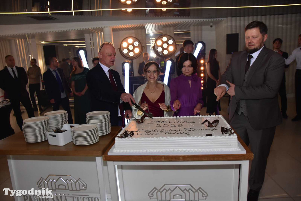 Tak bawi się młodzież! Studniówka ZSLiT / ZDJĘCIA + FILMY IMPREZA, TORT