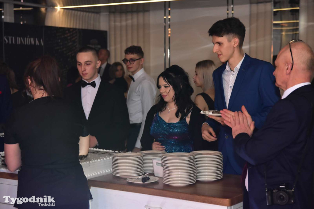 Tak bawi się młodzież! Studniówka ZSLiT / ZDJĘCIA + FILMY IMPREZA, TORT