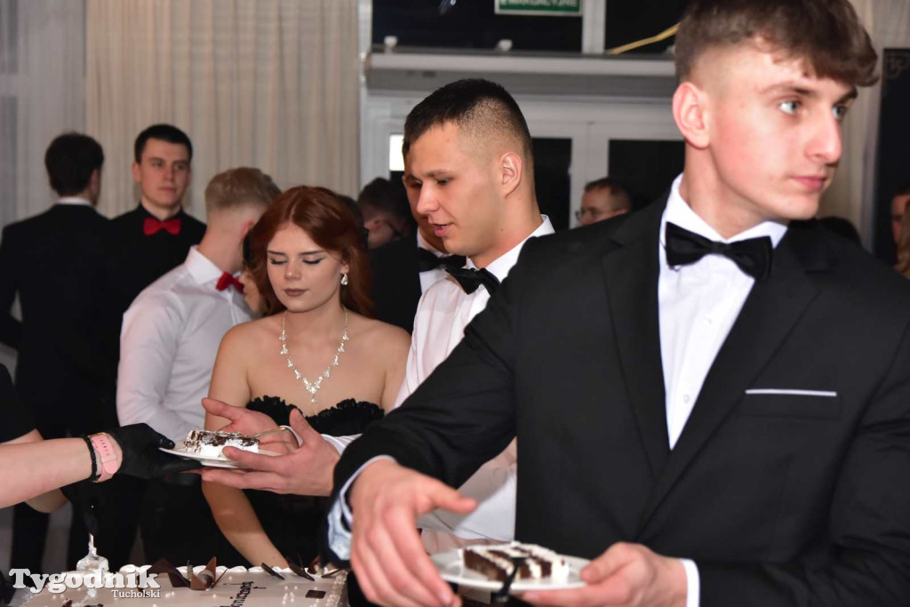 Tak bawi się młodzież! Studniówka ZSLiT / ZDJĘCIA + FILMY IMPREZA, TORT