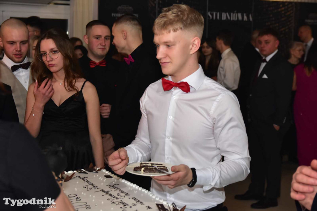 Tak bawi się młodzież! Studniówka ZSLiT / ZDJĘCIA + FILMY IMPREZA, TORT