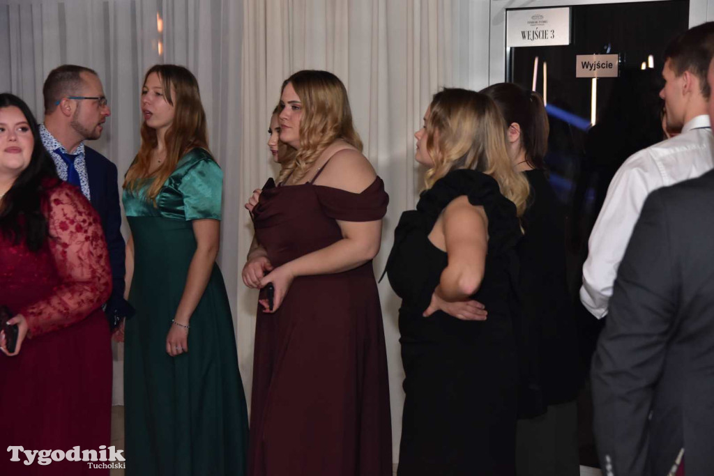 Tak bawi się młodzież! Studniówka ZSLiT / ZDJĘCIA + FILMY IMPREZA, TORT