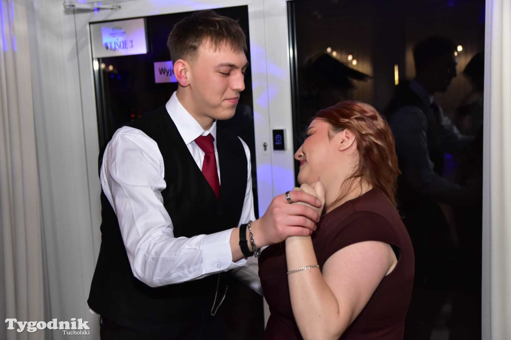 Tak bawi się młodzież! Studniówka ZSLiT / ZDJĘCIA + FILMY IMPREZA, TORT