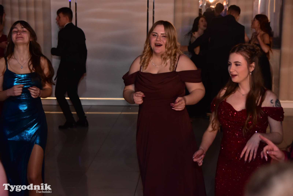 Tak bawi się młodzież! Studniówka ZSLiT / ZDJĘCIA + FILMY IMPREZA, TORT