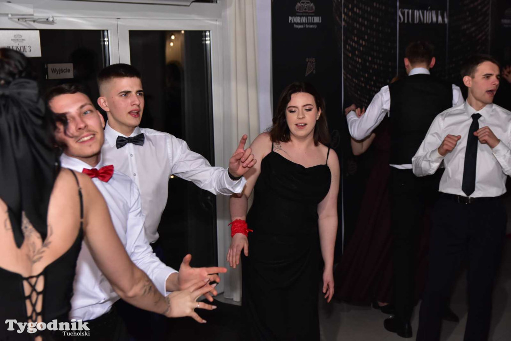 Tak bawi się młodzież! Studniówka ZSLiT / ZDJĘCIA + FILMY IMPREZA, TORT