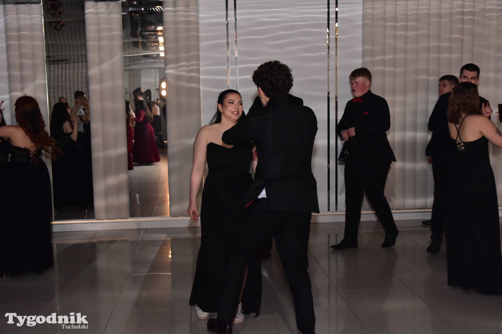 Tak bawi się młodzież! Studniówka ZSLiT / ZDJĘCIA + FILMY IMPREZA, TORT