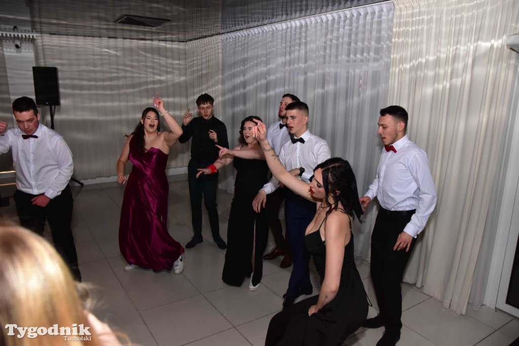 Tak bawi się młodzież! Studniówka ZSLiT / ZDJĘCIA + FILMY IMPREZA, TORT