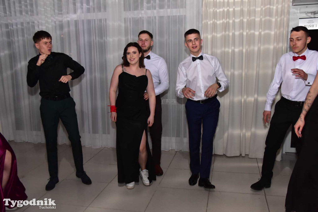 Tak bawi się młodzież! Studniówka ZSLiT / ZDJĘCIA + FILMY IMPREZA, TORT