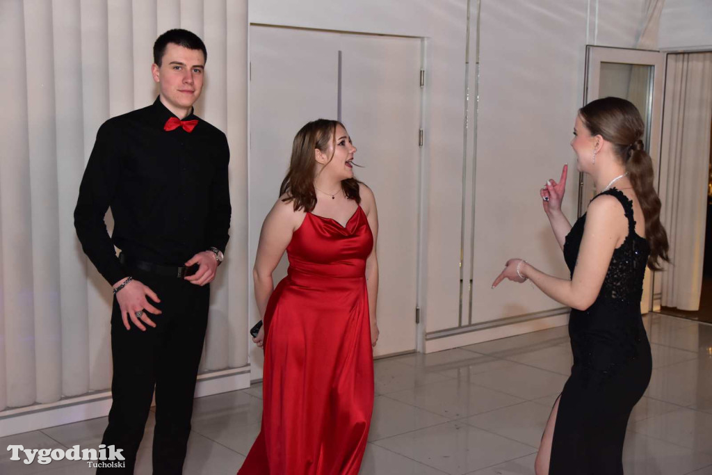 Tak bawi się młodzież! Studniówka ZSLiT / ZDJĘCIA + FILMY IMPREZA, TORT