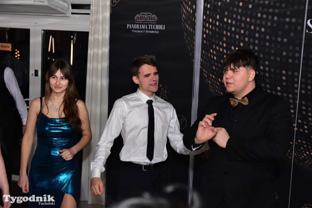 Tak bawi się młodzież! Studniówka ZSLiT / ZDJĘCIA + FILMY IMPREZA, TORT