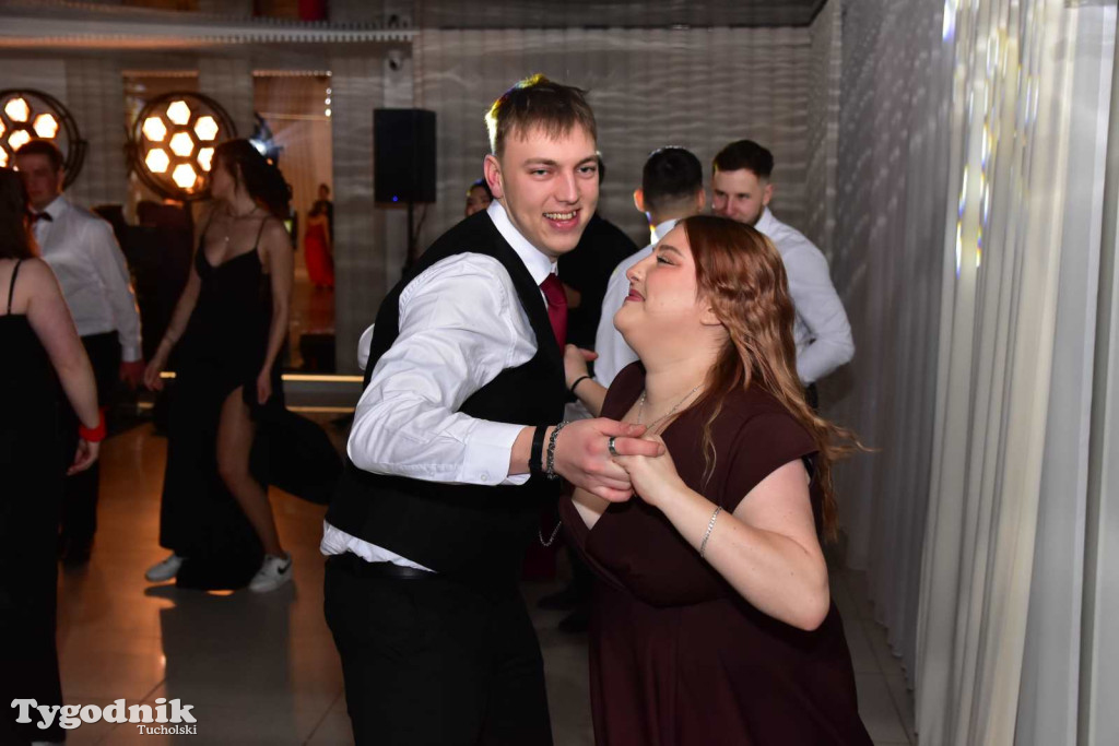 Tak bawi się młodzież! Studniówka ZSLiT / ZDJĘCIA + FILMY IMPREZA, TORT