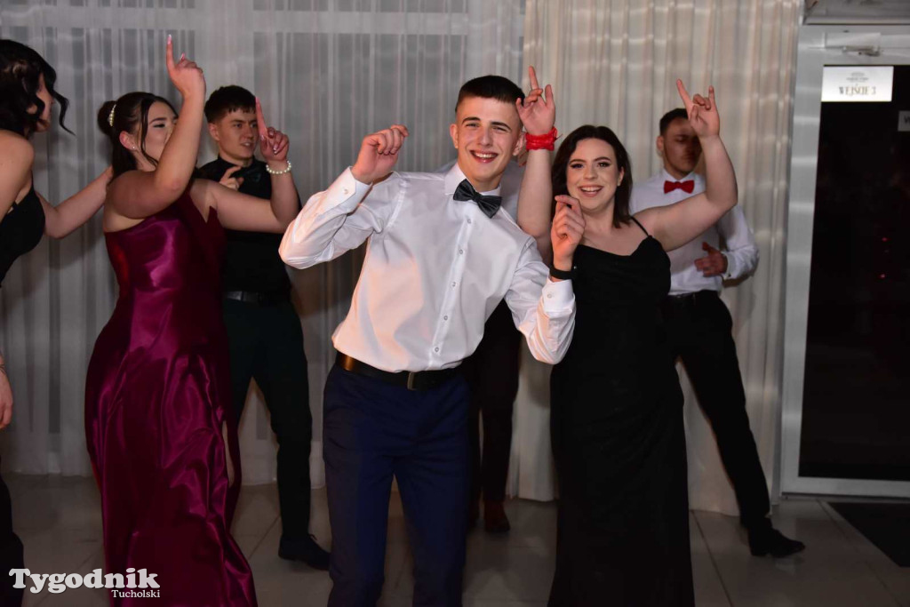 Tak bawi się młodzież! Studniówka ZSLiT / ZDJĘCIA + FILMY IMPREZA, TORT