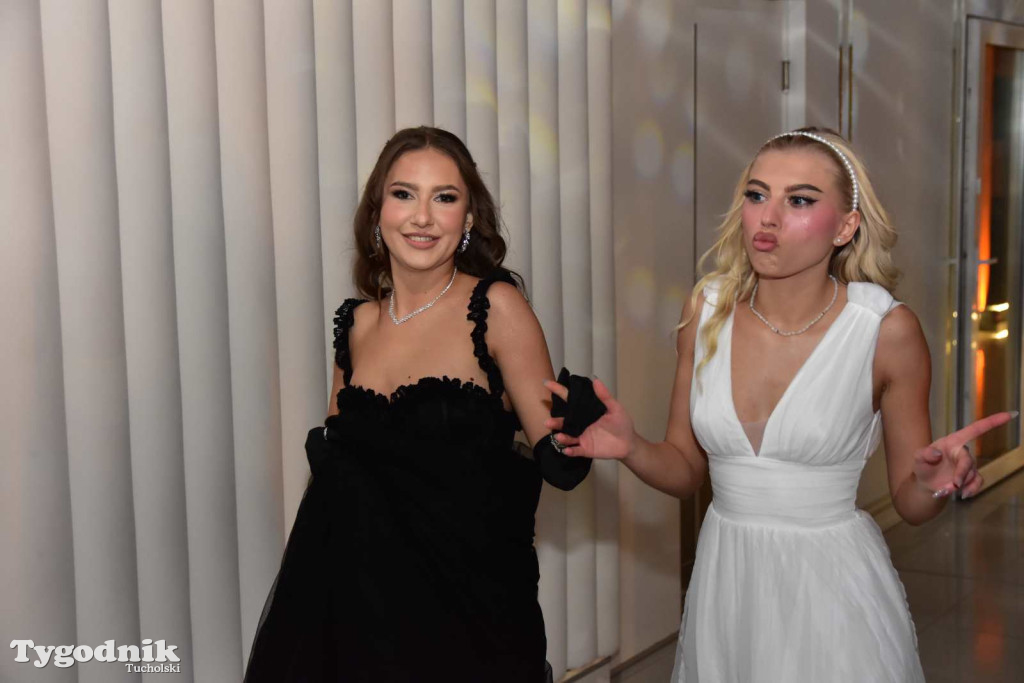 Tak bawi się młodzież! Studniówka ZSLiT / ZDJĘCIA + FILMY IMPREZA, TORT