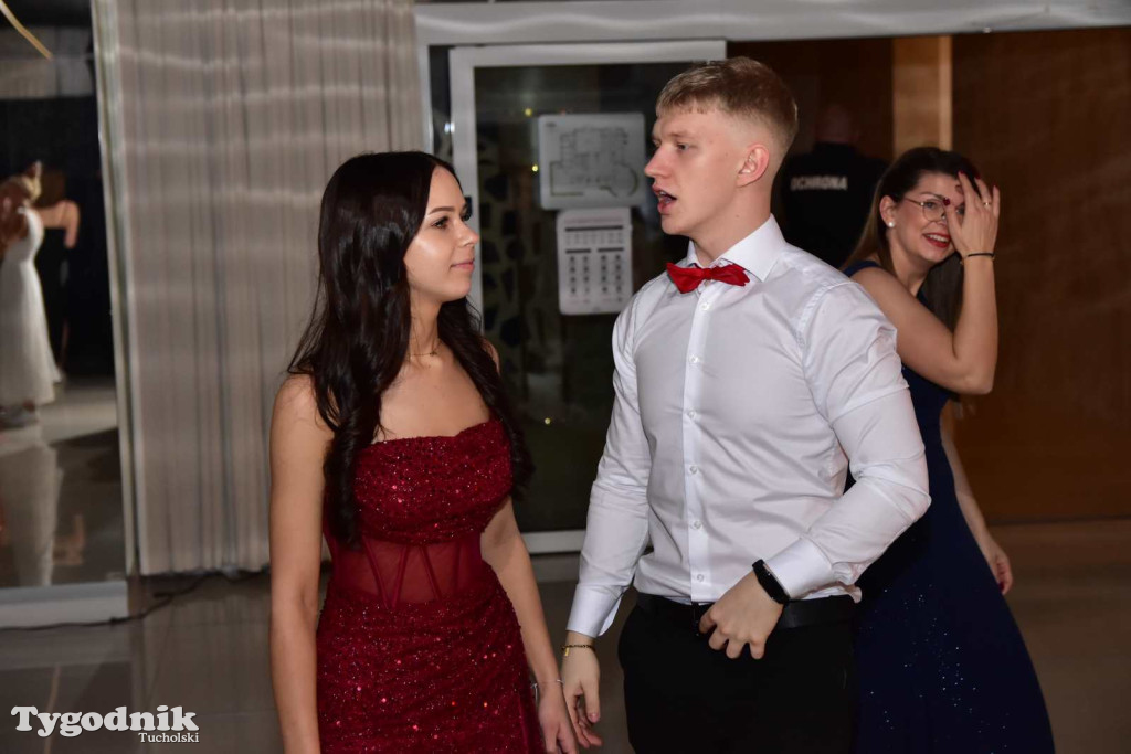 Tak bawi się młodzież! Studniówka ZSLiT / ZDJĘCIA + FILMY IMPREZA, TORT