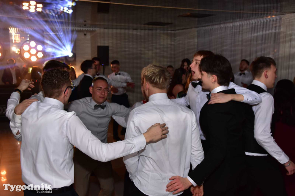 Tak bawi się młodzież! Studniówka ZSLiT / ZDJĘCIA + FILMY IMPREZA, TORT