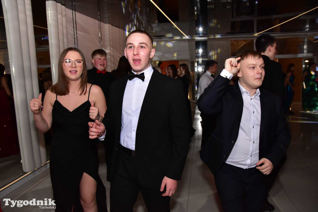 Tak bawi się młodzież! Studniówka ZSLiT / ZDJĘCIA + FILMY IMPREZA, TORT