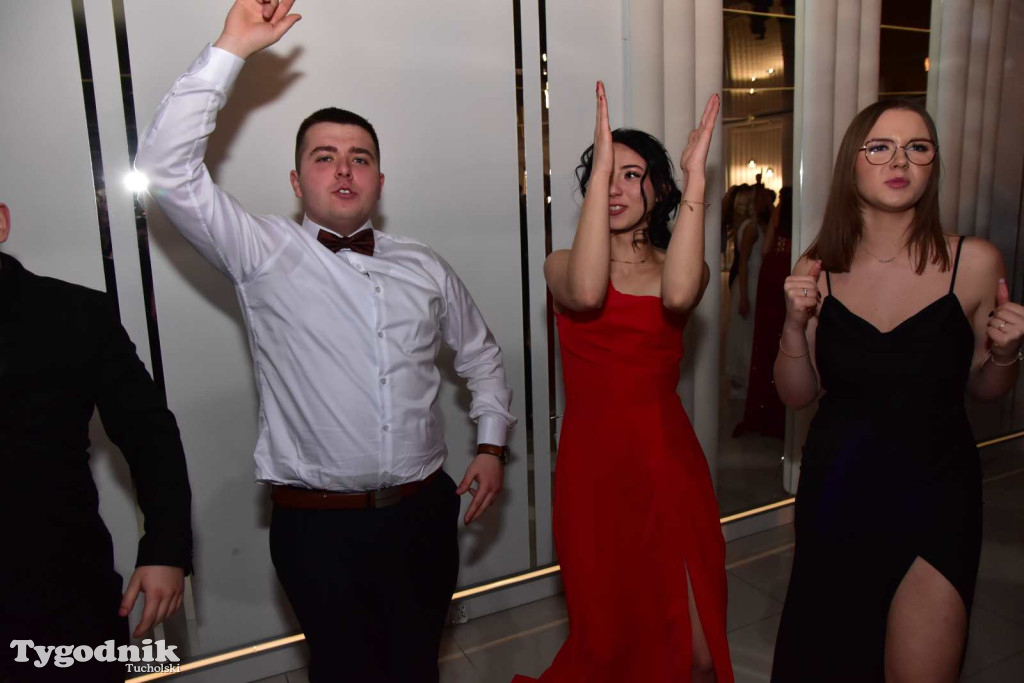 Tak bawi się młodzież! Studniówka ZSLiT / ZDJĘCIA + FILMY IMPREZA, TORT