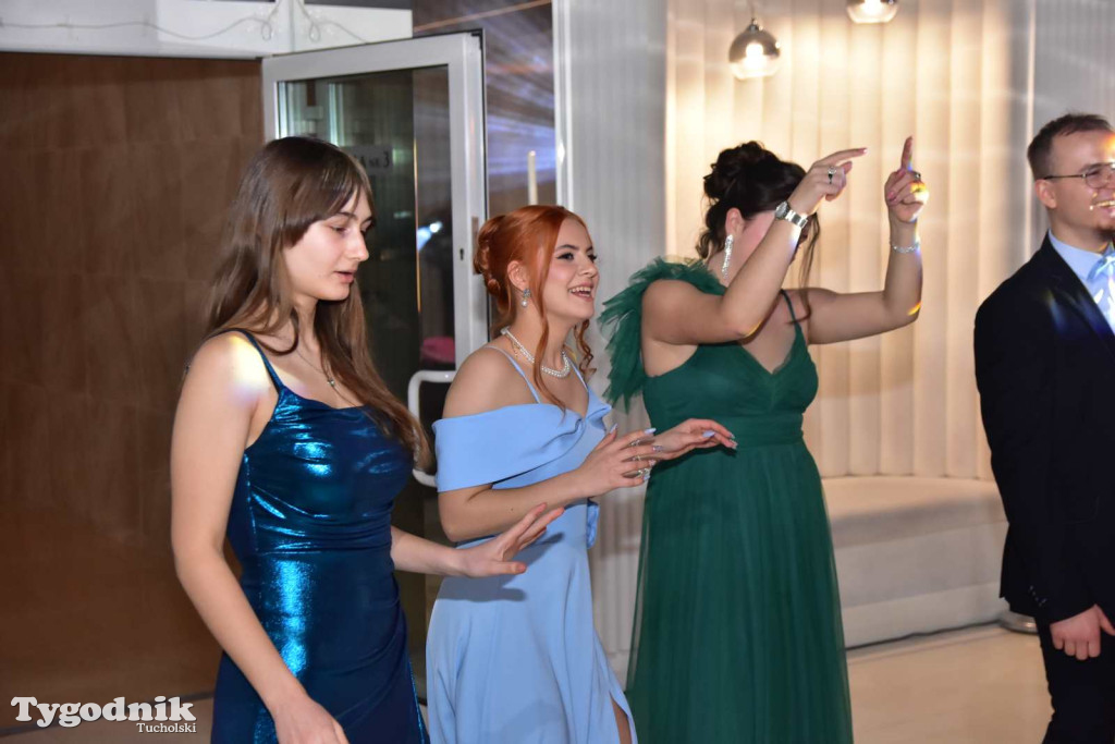 Tak bawi się młodzież! Studniówka ZSLiT / ZDJĘCIA + FILMY IMPREZA, TORT