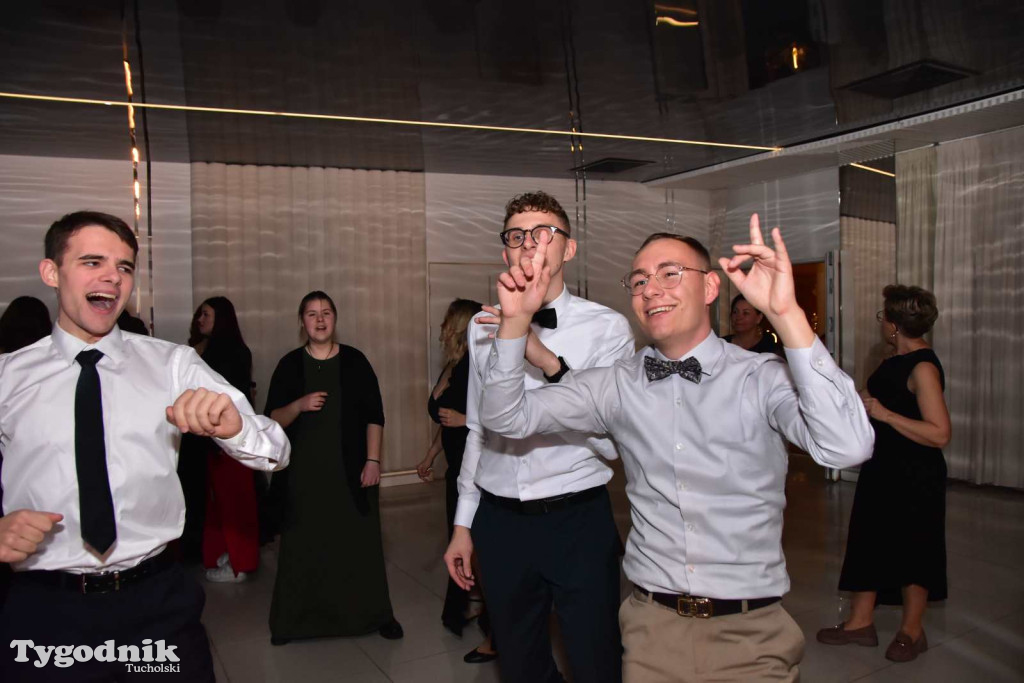 Tak bawi się młodzież! Studniówka ZSLiT / ZDJĘCIA + FILMY IMPREZA, TORT