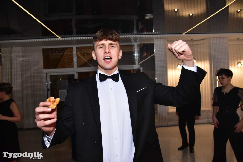 Tak bawi się młodzież! Studniówka ZSLiT / ZDJĘCIA + FILMY IMPREZA, TORT