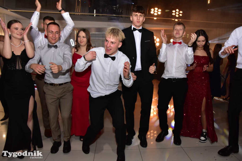 Tak bawi się młodzież! Studniówka ZSLiT / ZDJĘCIA + FILMY IMPREZA, TORT