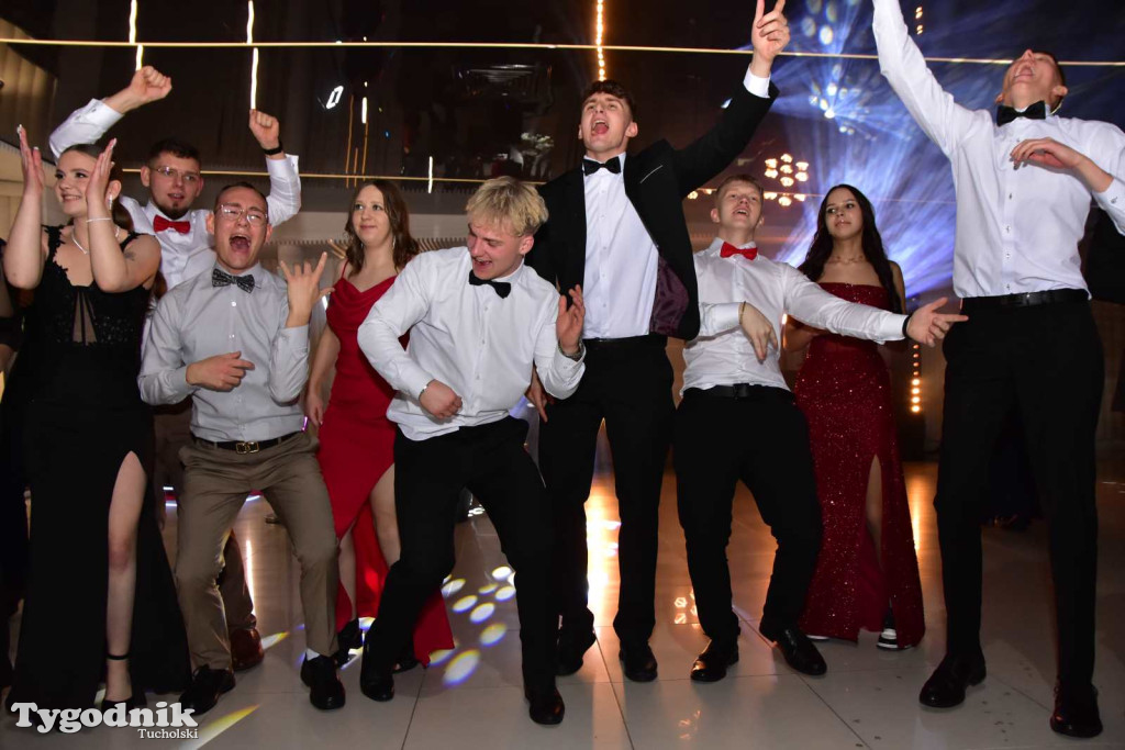 Tak bawi się młodzież! Studniówka ZSLiT / ZDJĘCIA + FILMY IMPREZA, TORT