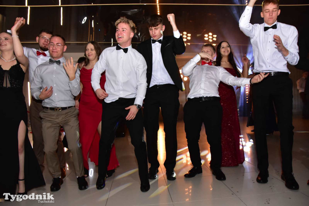 Tak bawi się młodzież! Studniówka ZSLiT / ZDJĘCIA + FILMY IMPREZA, TORT