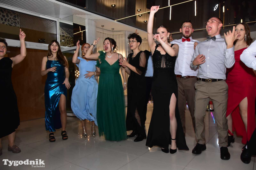 Tak bawi się młodzież! Studniówka ZSLiT / ZDJĘCIA + FILMY IMPREZA, TORT