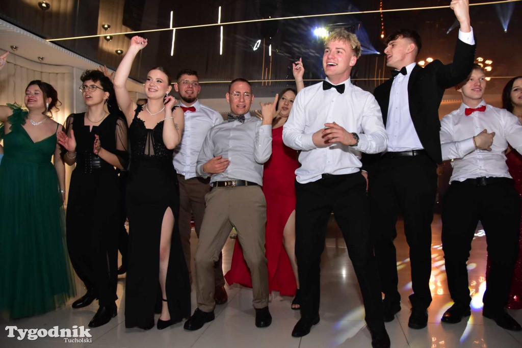 Tak bawi się młodzież! Studniówka ZSLiT / ZDJĘCIA + FILMY IMPREZA, TORT